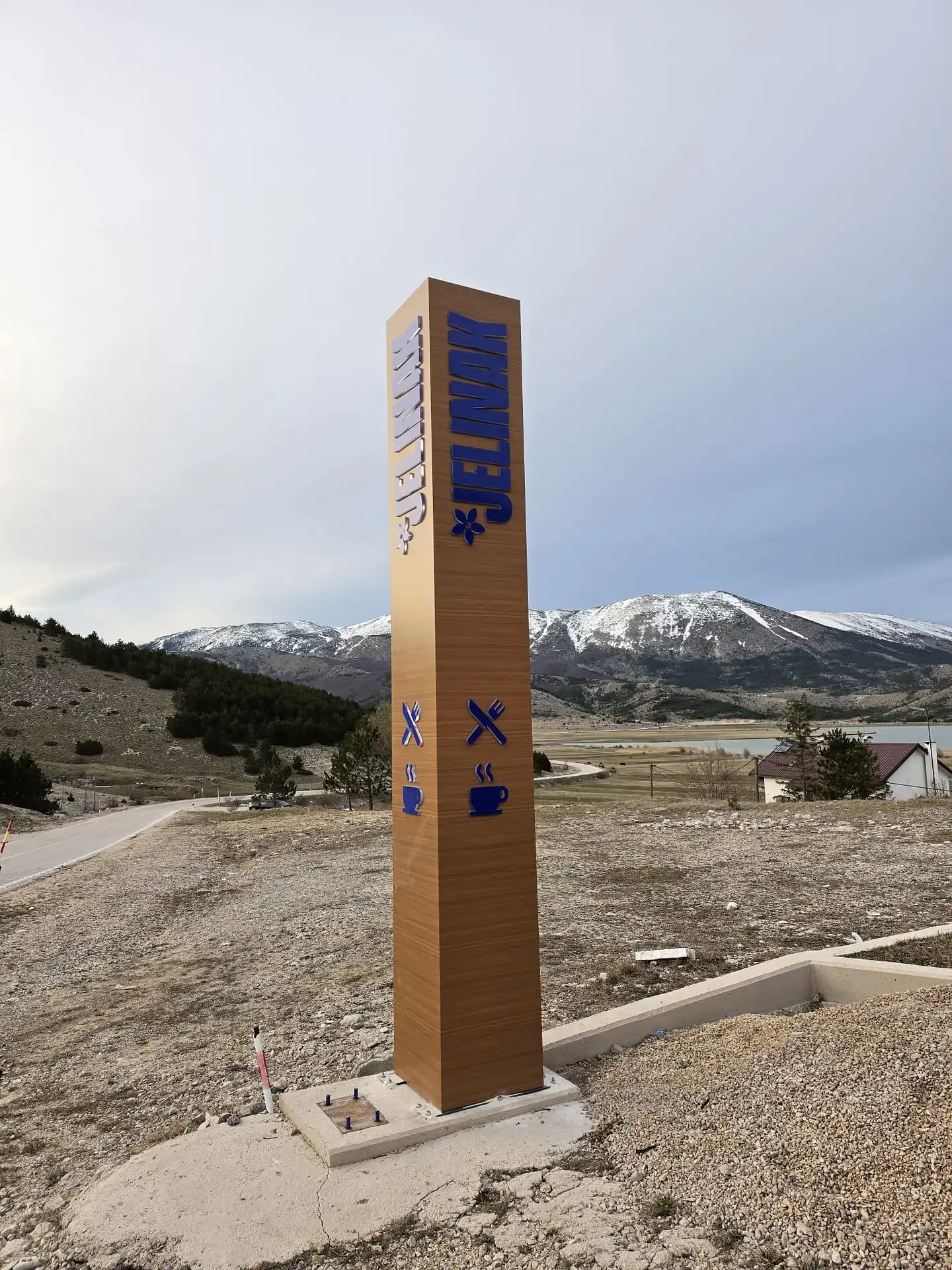 Totem svjetleća reklama sa 3D logotipom i LED rasvjetom