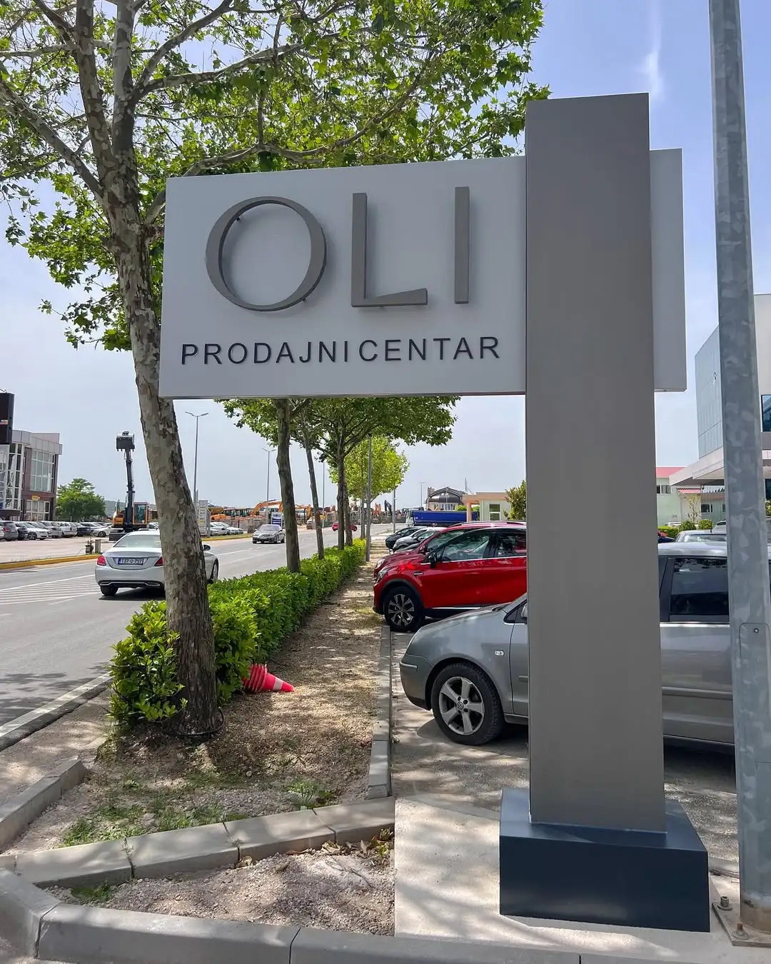 OLI — Totem i alubond reklama